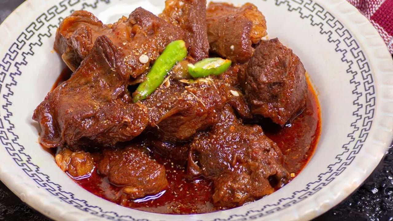 
మటన్ కొనేటప్పుడు తగిన జాగ్రత్తలు తీసుకుంటే ఎలాంటి అనారోగ్య సమస్యలు రాకుండా ఉంటాయి.  అలాగే, లైసెన్స్ ఉన్న షాపుల  మాత్రమే తీసుకోండి. ఇంకా రోడ్డు పక్కన లేదా శుభ్రత లేని చోట మటన్‌ను కొనకండి. ఇంకా మాంసం నుంచి నీరు ఎక్కువగా వచ్చినా కూడా జాగ్రత్తగా ఉండాలి. 