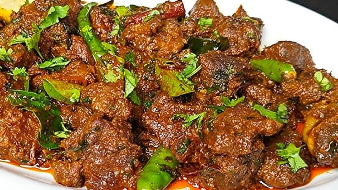 ఇలా వెల్లుల్లి కారం పేస్ట్ వేసుకోవాలి: ఇప్పుడు మిక్సీ గిన్నె తీసుకుని దానిలో వెల్లుల్లి రెబ్బలు, నాలుగు ఎండుమిర్చి,వేయించిన ధనియాలు, కొద్దిగా జీలకర్ర, రుచికి సరిపడా ఉప్పు వేసి పొడి లాగా పట్టుకోవాలి.