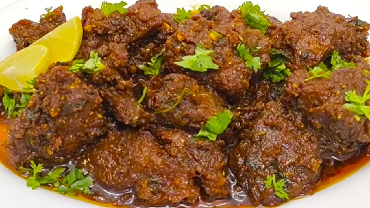 ఇప్పుడు పాన్ తీసుకుని ఆయిల్ వేసి అది వేడయ్యాక పోపు గింజలు, కరివేపాకు ఆకులు వేసి బాగా వేయించాలి. ముందుగా ఉడికించిన మటన్ ను పాన్లో వేసి బాగా వేయించాలి.