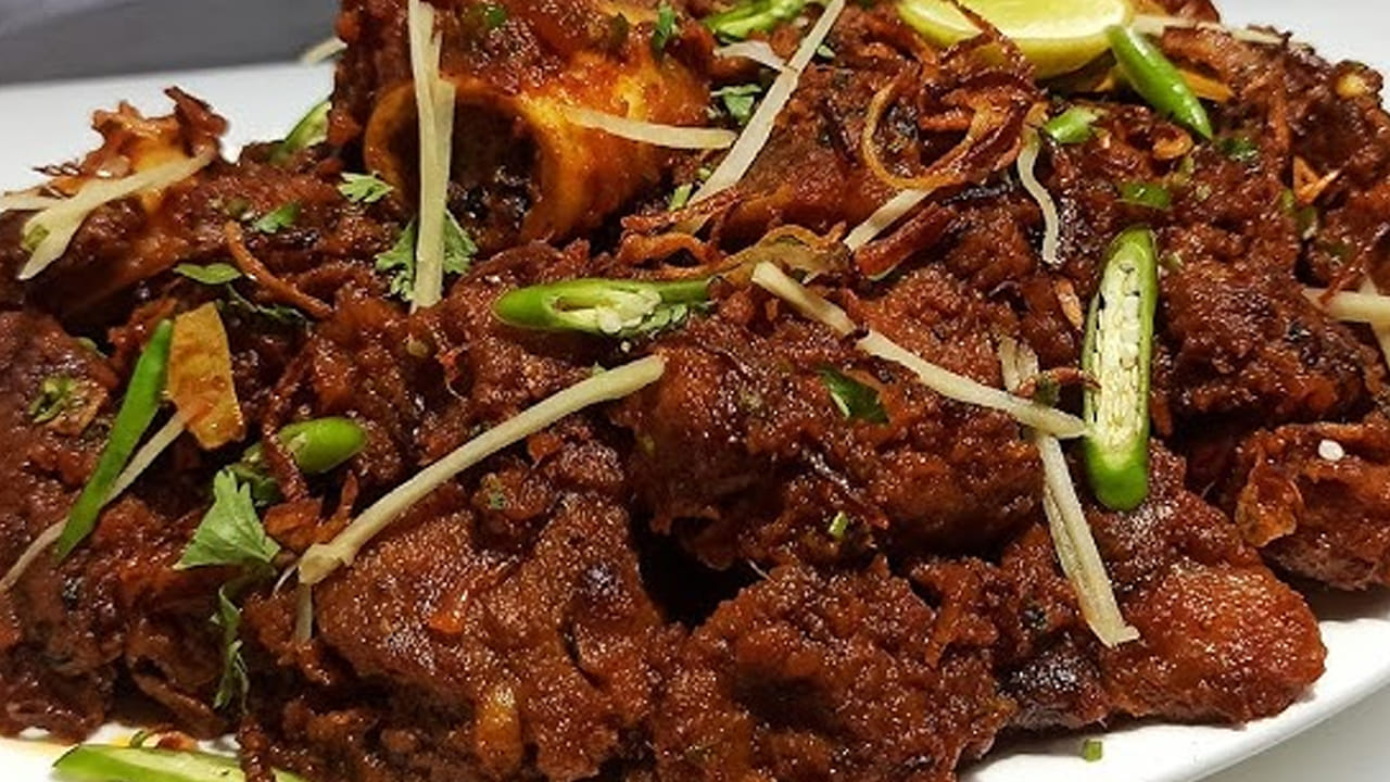 ఇప్పుడు ముందుగా రెడీ చేసుకున్న వెల్లుల్లి కారం, మటన్ ముక్కలకు పట్టేలా 15 నిముషాల పాటు సన్నని మంట మీద వేయించాలి. చివర్లో కొత్తిమీర చల్లుకుని వేడి వేడి అన్నంతో తినడమే.