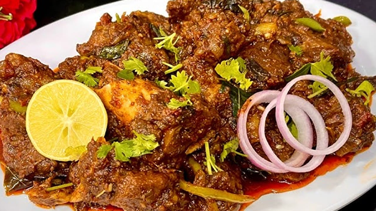 మటన్ వెల్లుల్లి కారం గురించి మీరు ఎక్కడ విని ఉండరు. దీనిని ముఖ్యంగా వెల్లుల్లి, మిరప కారం, గరం మసాలాలతో చేసే చేస్తారు. దీనిని రాయలసీమలో ఎక్కువగా చేస్తారు. దీనిని ఎక్కువగా వేడి అన్నం, చపాతీల్లోకి తింటారు. ఎలా చేయాలో ఇక్కడ చూద్దాం..