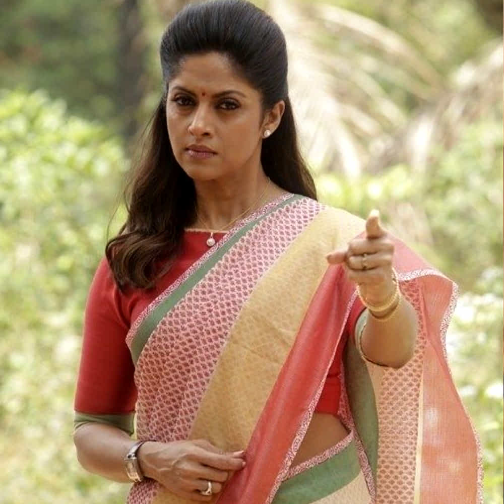 సెట్ నుండి బయటకు వచ్చిన తర్వాత తాను నాదియాను కాదని, తన అసలు పేరు జరీనా అని, వ్యక్తిగత జీవితంలో జరీనాగానే ఉంటానని తెలిపారు. తన వివాహం తర్వాత, తన భర్తతో కలిసి అమెరికా వెళ్లినట్లు నాదియా చెప్పారు. తాను కేవలం మూడేళ్లు (1985 నుండి 1988 వరకు) మాత్రమే చిత్ర పరిశ్రమలో ఉన్నానని, ఆ తర్వాత 15 ఏళ్ల విరామం తీసుకుని కుటుంబ జీవితంపై దృష్టి పెట్టానని చెప్పారు.