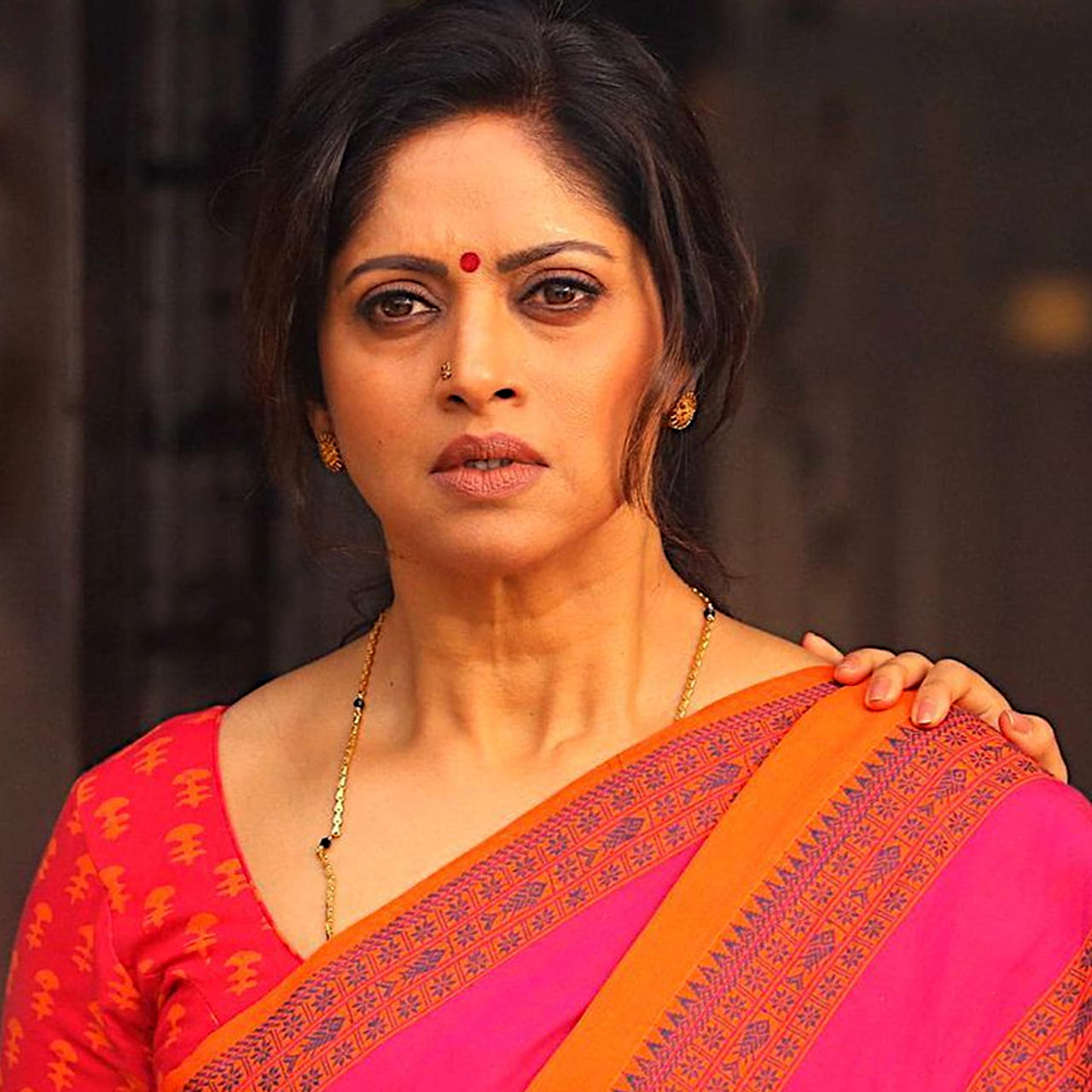 ప్రముఖ నటి నాదియా తన సుదీర్ఘ సినీ ప్రయాణం, వ్యక్తిగత జీవితం గురించి గతంలో ఇచ్చిన ఒక ప్రత్యేక ఇంటర్వ్యూలో ఆసక్తికరమైన విషయాలను వెల్లడించారు. అత్తారింటికి దారేది చిత్రంలో అత్త పాత్రతో తెలుగు ప్రేక్షకులకు అత్యంత ఆప్తురాలిగా మారిన నాదియా, ఈ సినిమాతోనే తెలుగు చిత్ర పరిశ్రమలో తనకంటూ ఒక ప్రత్యేక స్థానాన్ని సంపాదించుకున్నారు. "మిర్చి" సినిమాతో తెలుగు సినిమాలోకి తిరిగి ప్రవేశించినప్పటికీ, "అత్తారింటికి దారేది" చిత్రంలోని తన పాత్రే తెలుగు ప్రజలకు తనను మరింత చేరువ చేసిందని నాదియా అన్నారు.