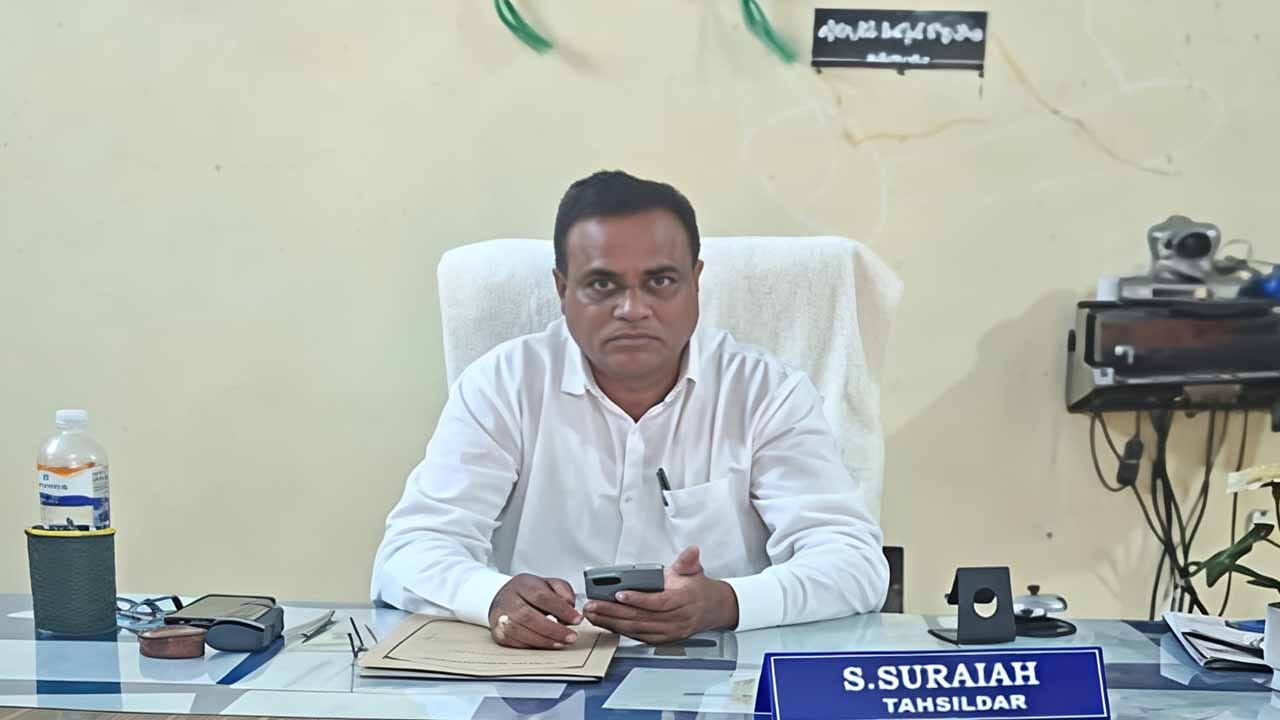 నెరవేరిన జీవిత లక్ష్యం.. పట్టుదలతో అటెండర్గా పనిచేసిన చోటే ఆఫీసర్గా బాధ్యతలు..!