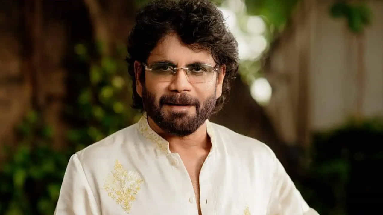నాగార్జున వారంలో ఐదు రోజులు మితంగా సాధారణ ఆహారాన్ని తీసుకుంటారు. అల్పాహారంలో ఒక ఇడ్లీ, వడ లేదా గారె వంటివి మాత్రమే తింటారు. ఆయన ఆకలేసినప్పుడు మాత్రమే తినడానికి ప్రాధాన్యత ఇస్తారు. మధ్యాహ్న భోజనంలో తప్పనిసరిగా బెండకాయ, హాట్ చిప్స్ ఉంటాయి. అన్నం దంపుడు బియ్యంతో వండినది అయి ఉండాలి, అది కూడా మనం తినలేనంత మెత్తగా, ముద్దలాగా ఉండాలని ఆయన ఇష్టపడతారు. రసం, ఒక అరటిపండు కూడా భోజనంలో భాగం. శనివారం రాత్రి నాగార్జునకి పాంప్లెట్ చేపలు చాలా ఇష్టం, ఒకటి లేదా రెండు చేపలు తింటారు. ఈ చేపలను వెల్లుల్లి, అల్లం, మిరియాలు, ఆలివ్ ఆయిల్తో ప్రత్యేకంగా తయారు చేస్తారు. ఆదివారం రెండు మూడు ముక్కల మటన్ లేదా చికెన్ తీసుకుంటారు.