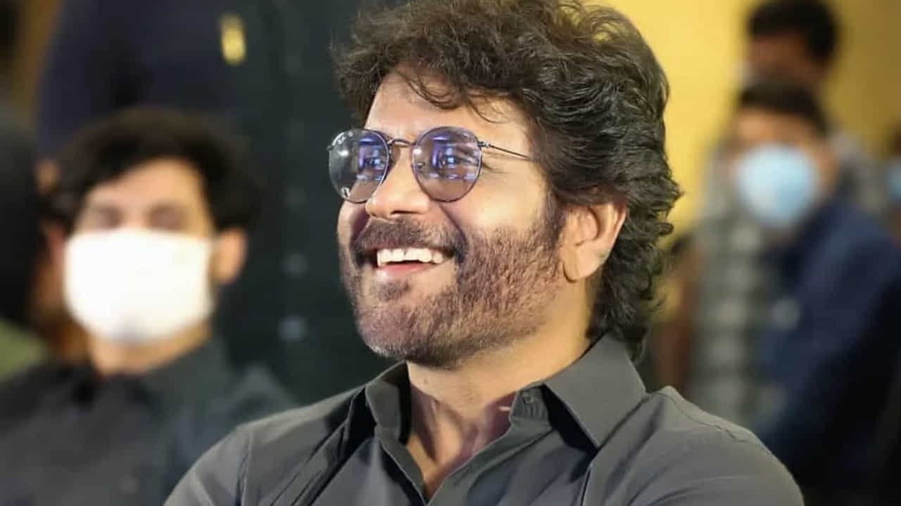 నాగార్జున ప్రతిరోజూ క్రమం తప్పకుండా జిమ్ చేస్తారు. ఉదయం షూటింగ్కు రాగానే ఒక పెద్ద రాగి గ్లాసు నిండా ప్రత్యేక జ్యూస్ను ఖాళీ కడుపుతో తాగుతారు. ఈ జ్యూస్లో నిమ్మకాయ, ఉసిరికాయ, క్యారెట్, బీట్రూట్, పటికబెల్లం లేదా తేనె కలిపి ఇస్తారు. ఇదే ఆయన జుట్టు రాలకపోవడానికి ప్రధాన రహస్యమని చంద్ర తెలిపారు. అన్నమయ్య సినిమా మినహా, నాగార్జున తన కెరీర్లో విగ్గులు ఎక్కువగా ఉపయోగించలేదని చంద్ర పేర్కొన్నారు.