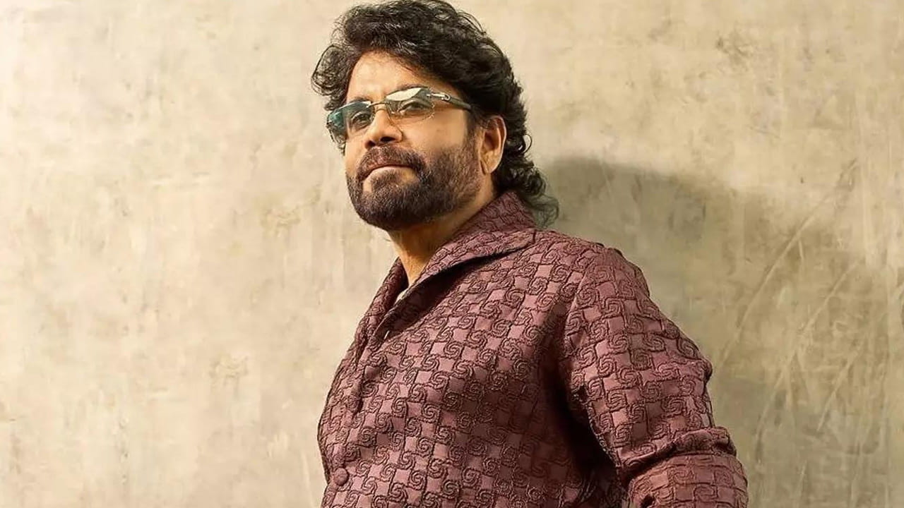 చంద్ర తన కార్యాలయంలో నాగార్జున అరుదైన చిత్రాలను భద్రపరిచారు. వీటిలో "రావయ్యి చందమామ" సినిమా షూటింగ్ సమయంలో స్విట్జర్లాండ్‌లో తీసిన యంగ్ నాగార్జున ఫోటో, క్రూజ్ షిప్‌లో తీసిన ఫోటోలు ఉన్నాయి. బ్రహ్మానందం చంద్రకు బహుమతిగా ఇచ్చిన శ్రీనివాసుడి పెయింటింగ్‌ను కూడా ఆయన ప్రేమగా దాచుకున్నారు. నాగార్జున ఇప్పటికీ బ్యాక్ టూ బ్యాక్ సినిమాలతో అలరిస్తున్నారు. ఇటీవలే కుబేర, కూలీ చిత్రాల్లో కీలకపాత్రలు పోషించిన సంగతి తెలిసిందే. 