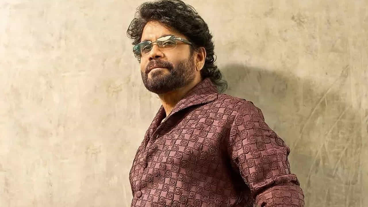 చంద్ర తన కార్యాలయంలో నాగార్జున అరుదైన చిత్రాలను భద్రపరిచారు. వీటిలో "రావయ్యి చందమామ" సినిమా షూటింగ్ సమయంలో స్విట్జర్లాండ్లో తీసిన యంగ్ నాగార్జున ఫోటో, క్రూజ్ షిప్లో తీసిన ఫోటోలు ఉన్నాయి. బ్రహ్మానందం చంద్రకు బహుమతిగా ఇచ్చిన శ్రీనివాసుడి పెయింటింగ్ను కూడా ఆయన ప్రేమగా దాచుకున్నారు. నాగార్జున ఇప్పటికీ బ్యాక్ టూ బ్యాక్ సినిమాలతో అలరిస్తున్నారు. ఇటీవలే కుబేర, కూలీ చిత్రాల్లో కీలకపాత్రలు పోషించిన సంగతి తెలిసిందే.