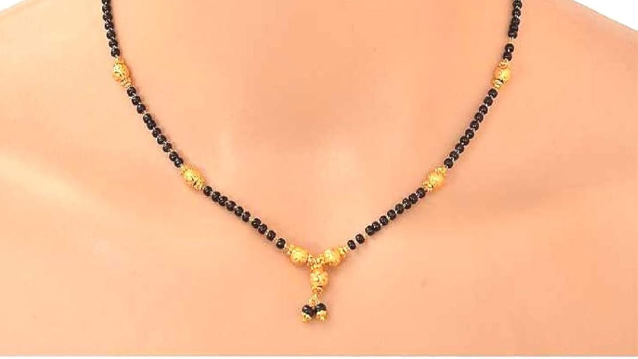 కానీ కొంత మంది నల్ల పూసల దండ విషయంలో తగు జాగ్రత్తలు తీసుకున్నప్పటికీ, కొన్నిసార్లు దానిని ఇతరులకు ఇస్తుంటారు. మరి ఒకరి నల్ల పూసల దండను మరొకరికి ఇవ్వడం మంచిదేనా? ఇలా ఒకరి నల్ల పూసల దండ మరొకరికి ఇవ్వడం వలన ఎలాంటి ఇబ్బందులు తలెత్తుతాయి. దీని గురించిన విషయాల గురించి ఇప్పుడు మనం తెలుసుకుందాం.