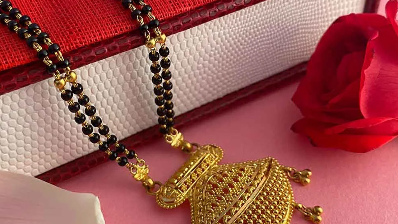 ఒక స్త్రీ ధరించిన నల్ల పూసల దండకు ప్రత్యేకమై శక్తి ఉంటుంది. అంతే కాకుండా ఈ దండ అనేది స్త్రీ హృదయానికి చాలా దగ్గరగా ఉంటుంది. ఆధ్యాత్మిక శక్తులను కలిగి ఉంటుంది. కాట్టి ఒక స్త్రీ నల్ల పూసల దండను మరొకరు ధరించడం అశుభకరం. ఇది ఆ దండ శక్తిని దెబ్బతీస్తుదంట.