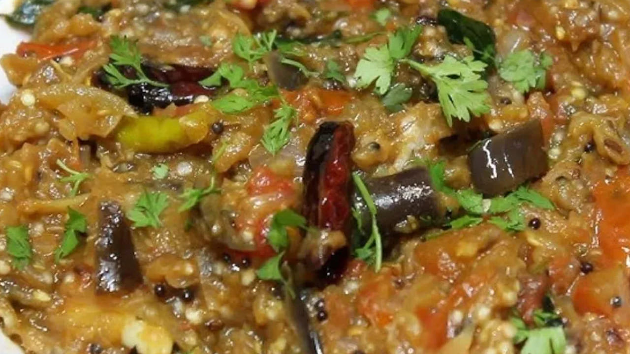 గ్యాస్ వెలిగించి పాన్‌లో ఆయిల్  వేసి దానిలో నాలుగు  పచ్చిమిర్చి, రెండు వెల్లుల్లి వేసి బాగా వేయించాలి. ఆ తరువాత నల్లేరు ముక్కలు వేసి 10  నిమిషాలు పాటు మెత్తగా అయ్యేవరకు బాగా వేయించాలి.
