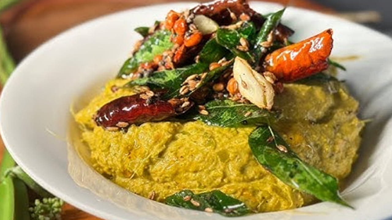 
చింతపండు రసం కూడా దీనిలో పోసి మూడు నిమిషాల పాటు బాగా కలపాలి. ఆ తర్వాత దీనిని చల్లార్చి,  దీనిలో ఉప్పు, ఒక టేబుల్ స్పూన్ కారం వేసి మిక్సీలో పట్టుకోవాలి. 
