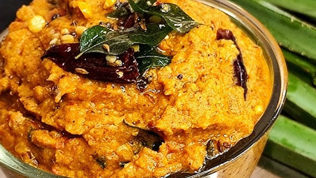 ఇప్పుడు చిన్న పాన్‌ తీసుకుని దానిలో ఆయిల్ వేసి కొద్దిగా ఆవాలు, అర టేబుల్ స్పూన్ మినప్పప్పు, నాలుగు ఎండు మిర్చి, కరివేపాకు ఆకులు కూడా  వేయాలి.ఈ పోపును పచ్చడిపై పోయాలి.