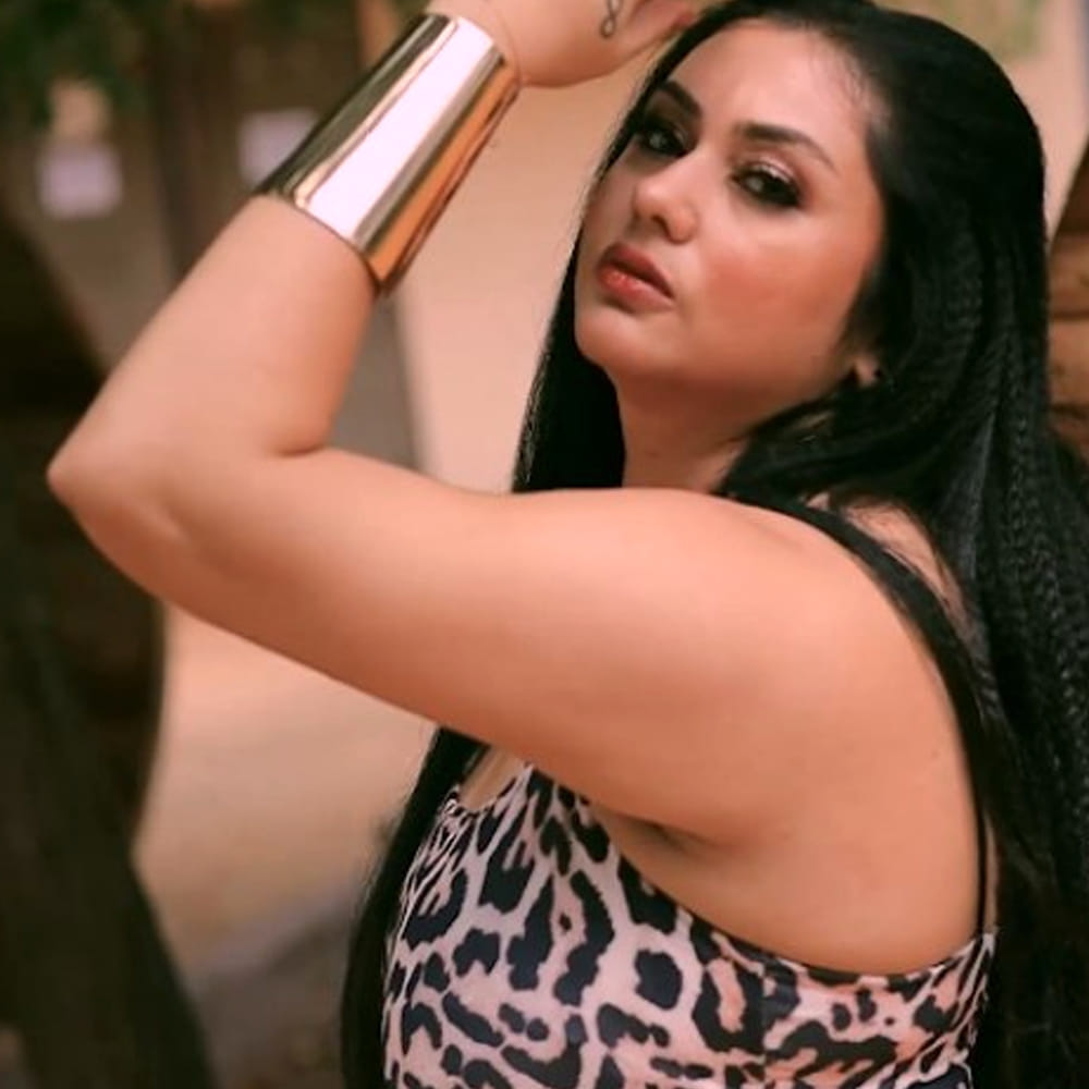 బిల్లా సినిమాలో గ్లామరస్ పాత్రలో మెప్పించింది. అలాగే ఓ స్పెషల్ సాంగ్ కూడా చేసింది. ఆతర్వాత నందమూరి నటసింహం బాలకృష్ణ నటించిన సింహ సినిమాలో స్పెషల్ రోల్ అలాగే ఓ సాంగ్ చేసింది. అదేసమయంలో అనుహ్యంగా సినిమాలకు దూరమయ్యింది నమిత. 2010 తర్వాత తెలుగు తెరపై కనిపించలేదు. కానీ మిగతా భాషలలో ఆడపాదడప చిత్రాల్లో నటించింది.