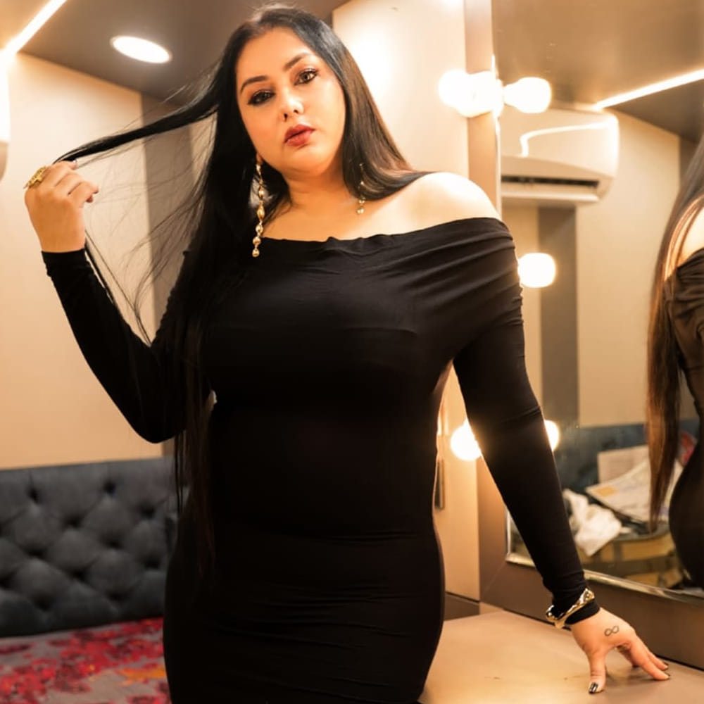 చాలా కాలంగా సినిమాలకు దూరంగా ఉంటున్న ఈ భామ మొన్నామధ్య ఓ ఈవెంట్ లో మెరిసింది. తిరిగి సినిమాల్లో రాణించాలనుకుంటున్నట్టు తెలిపింది. సెకండ్ ఇన్నింగ్స్ మొదలు పెట్టి ప్రేక్షకులను అలరించడానికి రెడీగా ఉన్నట్టు తెలిపింది. ఇక సోషల్ మీడియాలో యాక్టివ్ గా ఉండే నమిత రెగ్యులర్ గా తన ఫొటోలతో, వీడియోలతో అభిమానులను ఆకట్టుకుంటుంది.