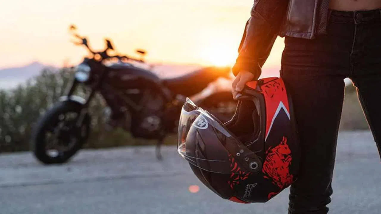 వారం కిందట పోలీసు శాఖ గ్రామంలో అరైవ్-అలైవ్ కార్యక్రమంలో భాగంగా రోడ్డు ప్రమాదాలపై అవగాహన కల్పించింది.  మరుసటి రోజు సర్పంచి భానుప్రకాష్ రెడ్డి పాలకవర్గం,గ్రామ పెద్దలతో సమావేశమయ్యారు..అందరి సమ్మతితో తప్పనిసరిగా హెల్మెట్ వాడాలని నిర్ణయించారు.ఈ విషయం పై గ్రామంలో దండోరా వేయించారు. 