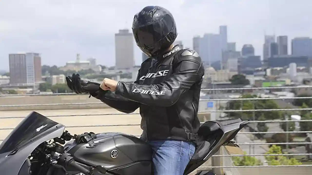 మూడు రోజుల క్రితమే దీనికి శ్రీకారం చుట్టారు..గ్రామంలో సుమారు 1,100 మంది జనాభా ఉండగా, దాదాపు 250 ద్విచక్ర వాహనాలు ఉన్నాయి..గతంలో కేవలం 50 మంది మాత్రమే హెల్మెట్ ధరించేవారు..రోడ్డు ప్రమాదాల్లో ప్రాణాలు కోల్పోతున్న వారిని చూసి చలించిన గ్రామ సర్పంచ్ భాను ప్రకాష్ రెడ్డి, గ్రామ సభలో ఒక వినూత్న తీర్మానం చేశారు.
