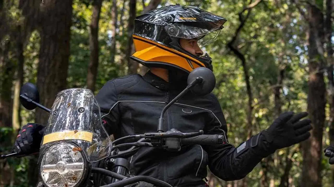 
హెల్మెట్ లేనిదే ఊర్లోకి ప్రవేశం లేదని,ఈ నిబంధన అతిక్రమిస్తే 500 జరిమానా విధించాలని నిర్ణయం తీసుకున్నారు. దీని పై గ్రామంలో దండోరా వేయించి గ్రామంలోని అందరికీ అవగాహన కల్పించారు.