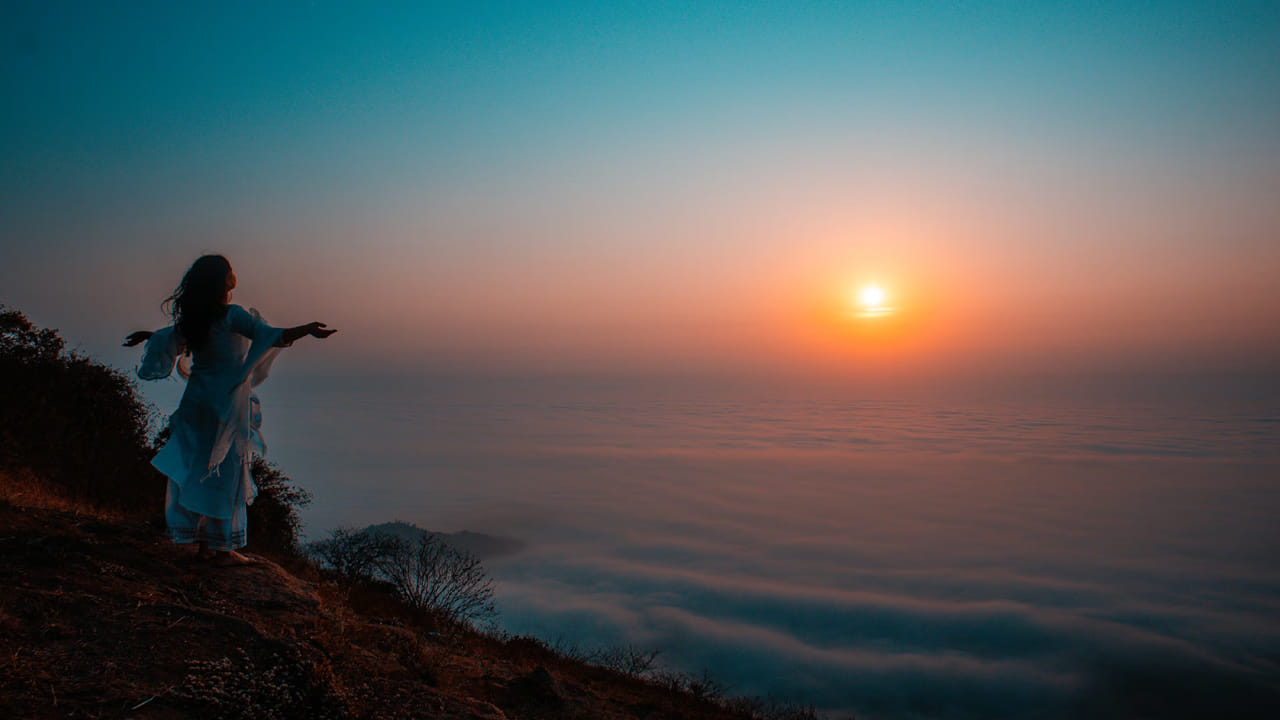 మంత్రముగ్ధులను చేసే సూర్యోదయం: నంది హిల్స్ వెళ్ళే పర్యాటకులు తెల్లవారుజామునే అక్కడ చేరుకుంటారు. కొండ శిఖరం నుండి మేఘాల మధ్య నుండి వచ్చే సూర్యకిరణాలను చూడటం ఒక అద్భుత దృశ్యం. మేఘాలు మన పాదాల కింద ఉన్నాయేమో అనే అనుభూతి కలుగుతుంది.