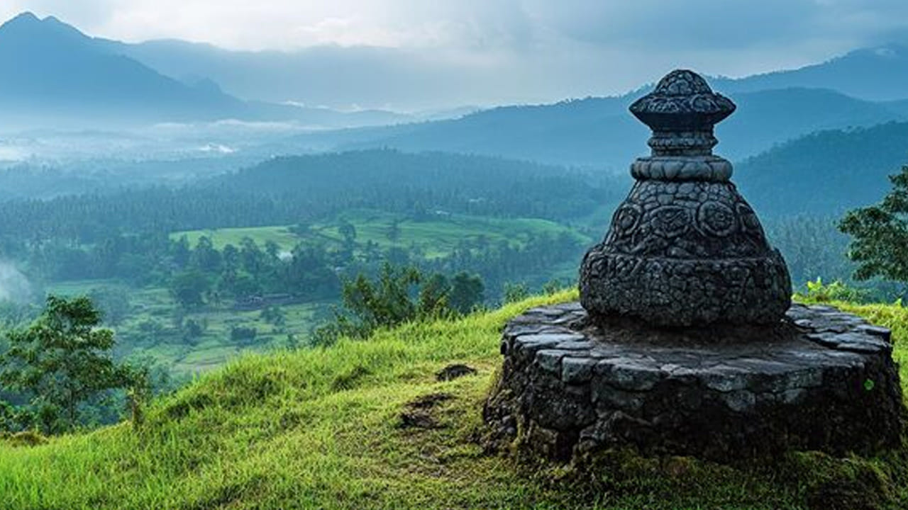 చారిత్రక కట్టడాలు: ఇక్కడ టిప్పు సుల్తాన్ నిర్మించిన టిప్పు డ్రాప్ (Tipu's Drop) అత్యంత ప్రసిద్ధమైంది. సుమారు 600 మీటర్ల ఎత్తులో ఉండే ఈ శిఖరం నుండి ఒకప్పుడు నేరస్థులను కిందకు తోసేవారని చెబుతారు. అలాగే ఇక్కడి నంది దేవాలయం శివ భక్తులకు ప్రీతిపాత్రమైంది.