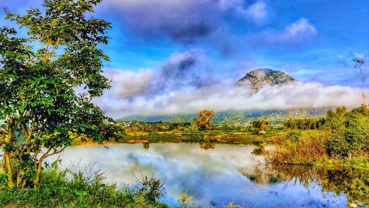 తిరుపతి, కర్ణాటక పరిసర ప్రాంతాల్లో ఉన్న అత్యంత అందమైన హిల్ స్టేషన్లలో నంది హిల్స్ (Nandi Hills) ఒకటి. ప్రకృతి ప్రేమికులకు, సాహస యాత్రికులకు ఇది ఒక స్వర్గధామం వంటిది. వేసవి ఎండల నుండి ఉపశమనం పొందాలన్నా లేదా ప్రకృతి ఒడిలో కాసేపు సేదదీరాలన్నా గుర్తొచ్చే ప్రదేశం హిల్ స్టేషన్. తిరుపతి, కర్ణాటక సరిహద్దులకు సమీపంలో ఉన్న నంది హిల్స్, పర్యాటకులకు ఒక సరికొత్త అనుభూతిని ఇస్తుంది.
నంది హిల్స్ ప్రత్యేకతలేంటో ఇప్పుడు చూద్దాం..