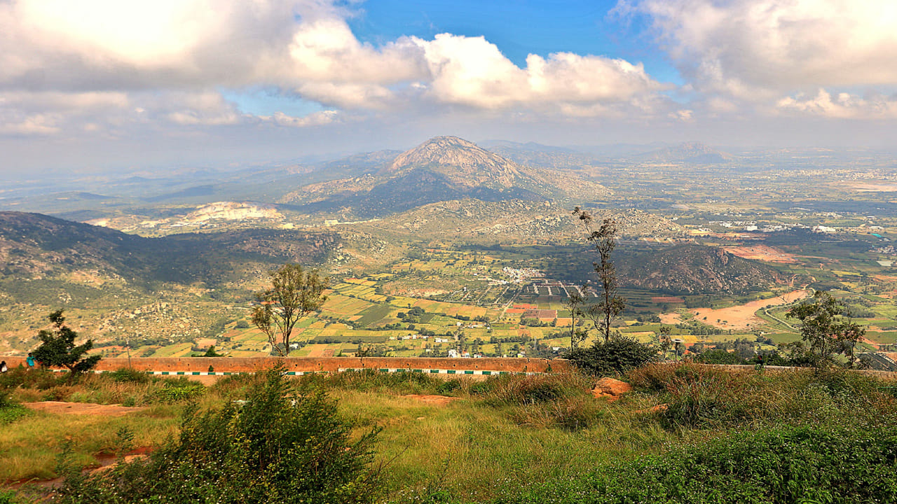 ఎలా చేరుకోవాలి?:  నంది హిల్స్ బెంగళూరు నుండి కేవలం 60 కిలోమీటర్ల దూరంలో ఉంది. తిరుపతి నుండి వచ్చేవారు సుమారు 250 కిలోమీటర్ల ప్రయాణం చేసి ఇక్కడికి చేరుకోవచ్చు. మీరు సొంత వాహనంలో వెళ్తే ఆ కొండ మలుపుల ప్రయాణం చాలా ఉత్సాహంగా ఉంటుంది. బిజీ లైఫ్ నుండి విరామం తీసుకుని తక్కువ బడ్జెట్‌లో మంచి హిల్ స్టేషన్‌ని సందర్శించాలనుకుంటే నంది హిల్స్ ఒక బెస్ట్ ఆప్షన్. మీ తదుపరి ట్రిప్ కోసం ఈ ప్రదేశాన్ని ఖచ్చితంగా మీ లిస్ట్‌లో చేర్చుకోండి.