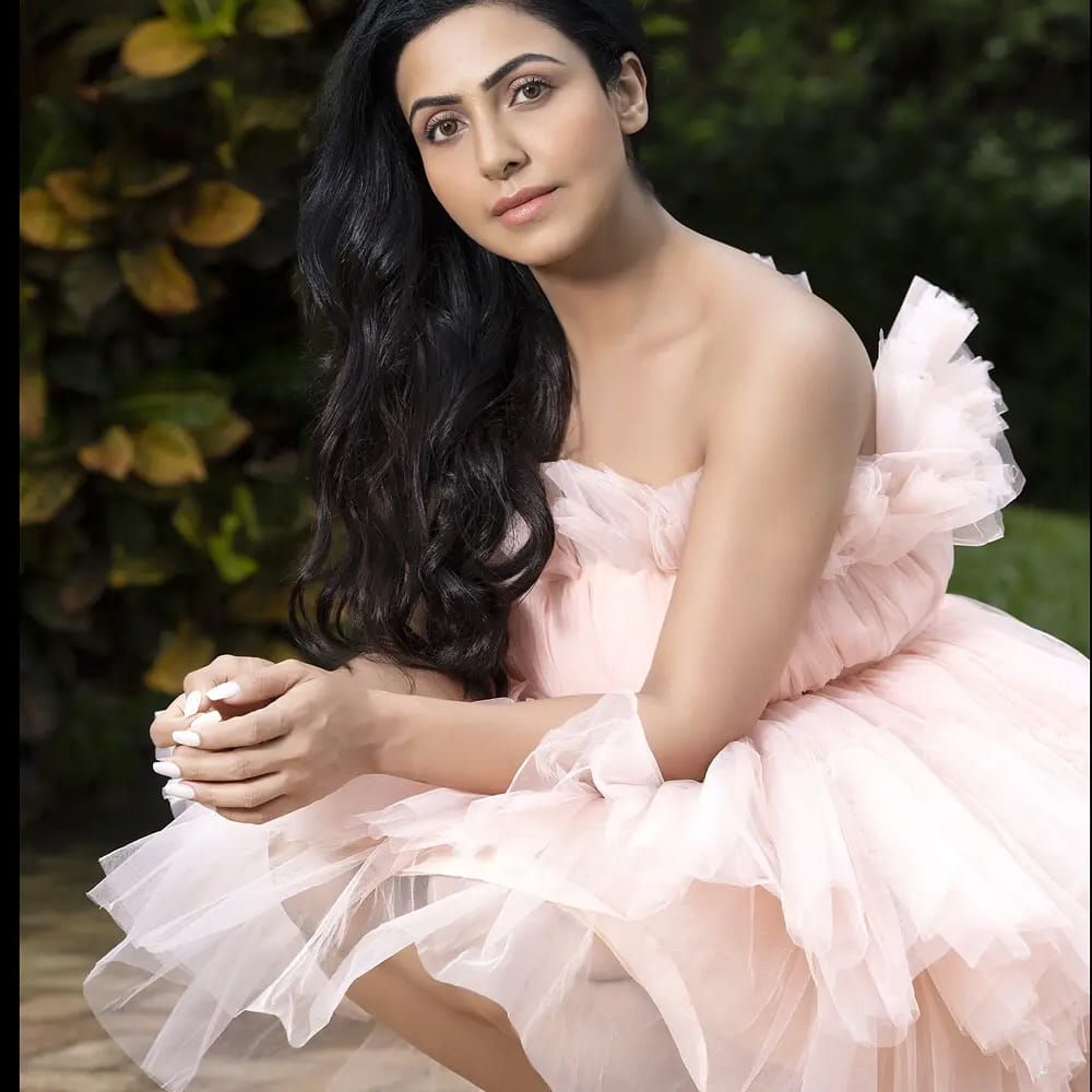 తెలుగులో ఎన్నో సూపర్ హిట్ సినిమాలు చేసి ప్రేక్షకుల మనసుల్లో చెరగని ముద్రవేశారు సౌందర్య. అయితే ఓ బ్యూటీ తాను సౌందర్య కూతురిగా నటించాను అని తెలిపింది. సౌందర్య కూతురిగా నటించే అవకాశం కూడా తనకు ఊహించని విధంగా లభించిందని తెలిపింది.ఆమె ఎవరో కాదు నందినీ రాయ్. ఈ అందాల భామ అసలు పేరు నీలం గౌరాణి అని తెలిపారు. చాలా మందికి నీలం అనే పేరును పలకడం కష్టంగా ఉండటంతో నందినిగా మార్చుకుంది.