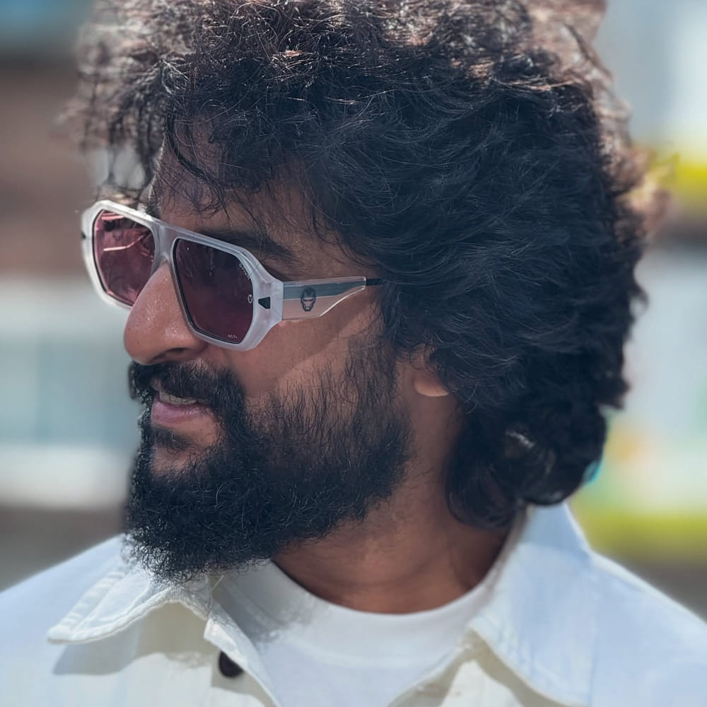 శ్రీకాంత్ ఓదెల దర్శకత్వంలో ప్యారడైజ్ సినిమా తెరకెక్కుతుంది. ఈ సినిమాలో నాని డిఫరెంట్ లుక్ లో కనిపించనున్నాడు. ఇప్పటికే ఈ సినిమా నుంచి విడుదలైన పాటలు, పోస్టర్స్ ప్రేక్షకులను విశేషంగా ఆకట్టుకుంటున్నాయి.