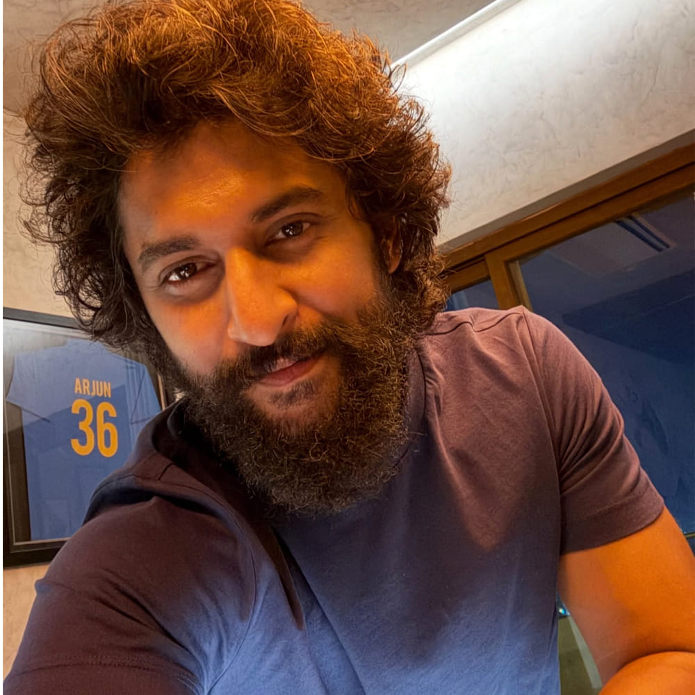 గతంలో శ్రీకాంత్, నాని కాంబినేషన్ లో వచ్చిన దసరా సినిమా ఎంత పెద్ద హిట్ అయ్యిందో ప్రత్యేకంగా చెప్పాల్సిన అవసరం లేదు. ఇక ఇప్పుడు మరోసారి ఈ ఇద్దరూ కలిసి మాస్ యాక్షన్ ఎంటర్టైనర్ గా ఈ సినిమాను తెరకెక్కిస్తున్నారు త్వరలోనే ఈ సినిమా ప్రేక్షకుల ముందుకు రానుంది.