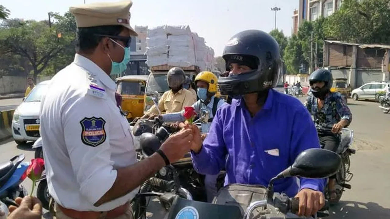 Telangana: వాహనదారులకు సర్‌ఫ్రైజ్‌.. ఆలోచింప చేస్తున్న పోలీసుల పని తీరు!