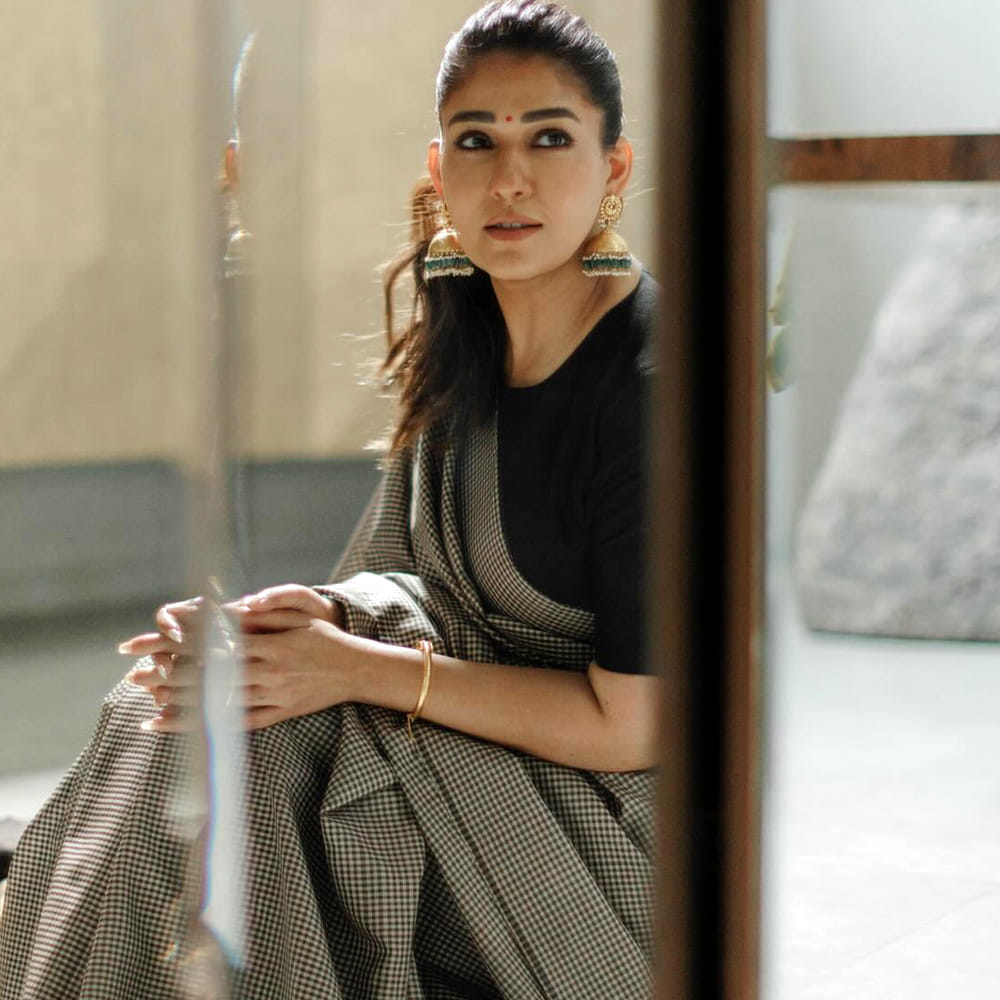 నయనతార అసలు పేరు డయానా మరియం కురియన్. 2003లో ‘మనసీనక్కరే’ అనే మలయాళ చిత్రంతో సినీ ప్రయాణం మొదలుపెట్టింది. మలయాళంలో కొన్ని సినిమాలు చేసిన తర్వాత తెలుగు, తమిళ చిత్రాల వైపు అడుగులేసింది.