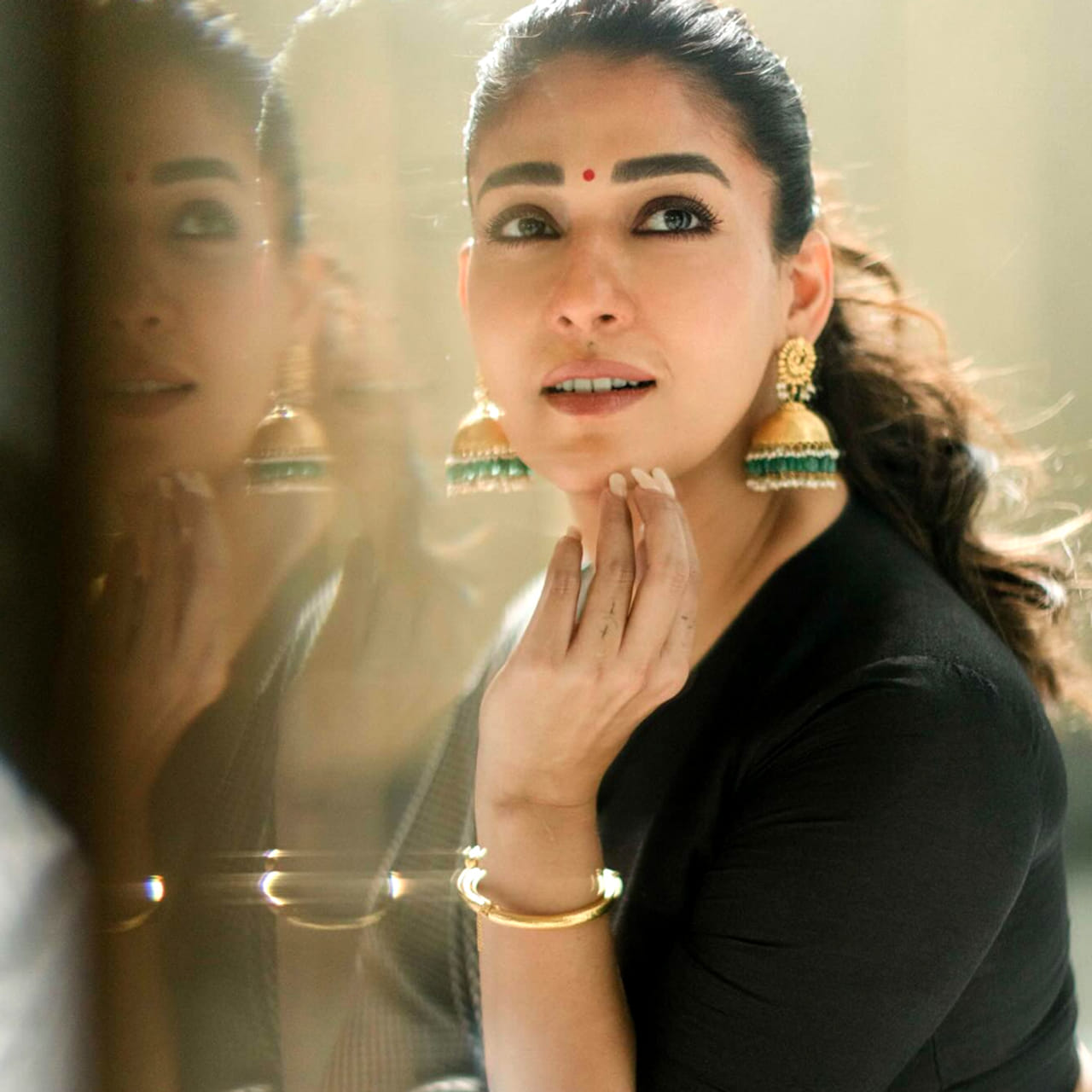 నయనతార.. ఈ స్టార్ హీరోయిన్ కు లేడీ సూపర్ స్టార్ అనే బిరుదు ఉంది. బాలీవుడ్‌లోనూ ఈ బ్యూటీకిడిమాండ్ పెరిగింది. షారుఖ్ ‘జవాన్’ సినిమాతో బాలీవుడ్‌లోకి అడుగు పెట్టింది ఈ అమ్మడు. తొలి సినిమాతోనే బాలీవుడ్‌లో మంచి పేరు తెచ్చుకుంది.