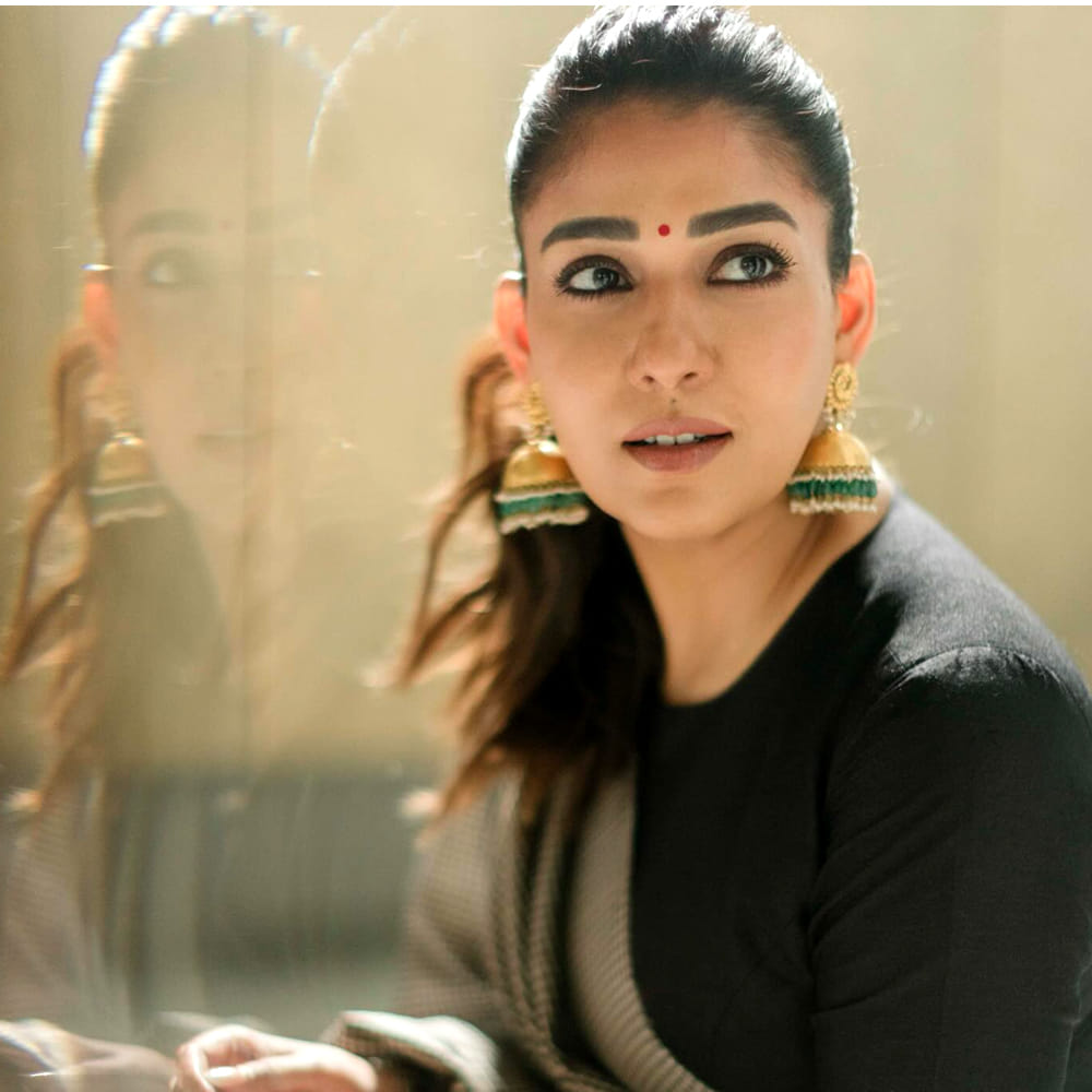 తెలుగు  తమిళ్, హిందీ సినిమాల్లో నటిస్తూ ఫుల్ బిజీగా ఉంది ఈ చిన్నది. అలాగే మలయాళంలోనూ సినిమాలు చేస్తుంది. ఇప్పటికే రెండు సినిమాలను లైనప్ చేసింది. ఇక ఇప్పుడు కన్నడ భాషలోనూ నటిస్తుంది. ఇలా ఐదు భాషల్లో నటిస్తూ యమా బిజీగా ఉంది ఈ అందాల తార.