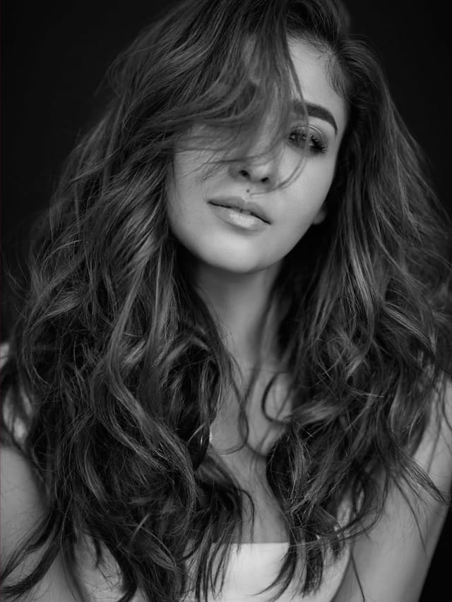 మత్తెక్కించే చూపులతో మెంటలెక్కిస్తోన్న లేడీ సూపర్ స్టార్..