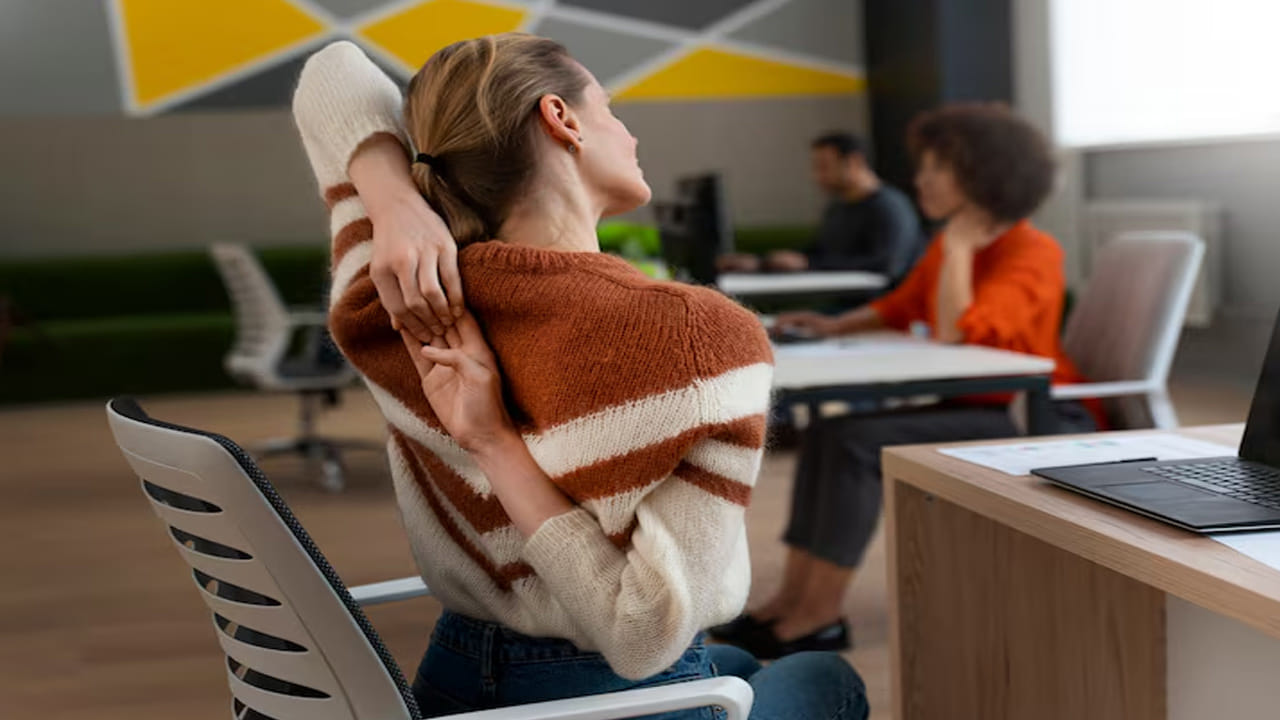 మెడ, భుజాల స్ట్రెచెస్: నిరంతరం కంప్యూటర్ స్క్రీన్ చూడటం వల్ల మెడ నొప్పులు వస్తాయి. నెమ్మదిగా తలను అటు ఇటు తిప్పడం (Neck Rotation), భుజాలను పైకి కిందకు కదిలించడం వల్ల రక్త ప్రసరణ మెరుగుపడి కండరాల నొప్పులు తగ్గుతాయి.