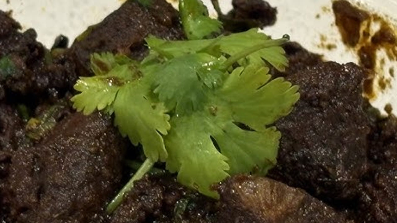 మసాలాలు వేసి ఈ విధంగా ఉడికించాలి:  ఒక పాన్ తీసుకుని దానిలో ఆయిల్ వేసి, కరివేపాకు, నాలుగు పచ్చిమిర్చి, కట్ చేసిన  ఉల్లిపాయలు గోల్డ్ రంగులోకి మారే  వరకు వాటిని వేయించాలి. అలాగే, ఒక టేబుల్ స్పూన్ అల్లం వెల్లుల్లి పేస్ట్ వేసి పచ్చి వాసన పోయే వరకు టమోటాల , ఒక టేబుల్ స్పూన్ కారం, ఉప్పు వేసి బాగా కలపాలి. 