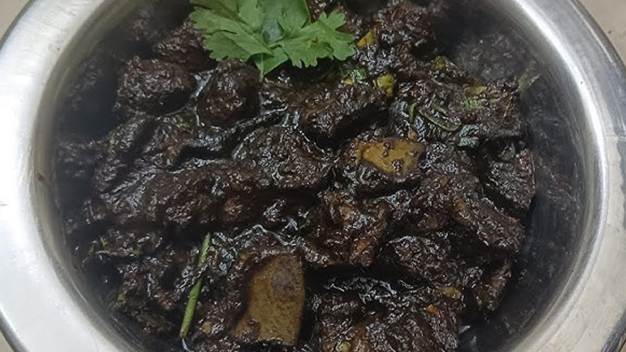 ముందుగా మటన్ నెరడును ఇలా ఉడికించాలి:   కుక్కర్‌ తీసుకుని మటన్ నెరడు, అర టేబుల్ స్పూన్ పసుపు, ఉప్పు, ఒక గ్లాస్  నీళ్లు వేసి 5 విజిల్స్ వచ్చే వరకు స్టవ్ మీదే బాగా ఉడికించాలి. ఇలా చేస్తే తినడానికి కూడా రుచిగా ఉంటుంది. దీనిని ఎక్కువగా పాత రోజుల్లో బాగా చేసుకుని తినేవాళ్ళు. మీరు కూడా ఈ ఆదివారం తినండి. 

 