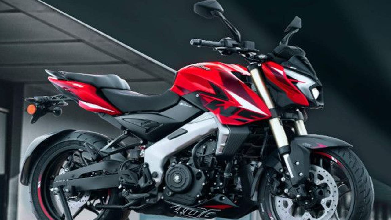  నెక్స్ట్ లెవల్ ఫీచర్లు:  సామర్థ్యం తగ్గినా ఫీచర్లలో మాత్రం బజాజ్ ఎక్కడా రాజీ పడలేదు. సస్పెన్షన్ 43mm USD ఫ్రంట్ ఫోర్క్స్,  బ్రేకింగ్ డ్యూయల్ ఛానల్ ABS, పెద్ద డిస్క్ బ్రేక్స్ ఉండనున్నాయి. అలాగే టెక్నాలజీ పరంగా ఫుల్ డిజిటల్ ఇన్‌స్ట్రుమెంట్ క్లస్టర్, టర్న్-బై-టర్న్ నావిగేషన్ సదుపాయం ఉంది.