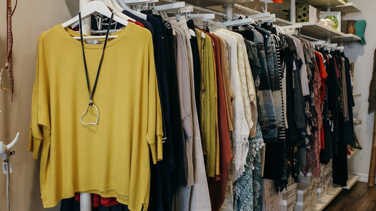 
కొత్త డ్రెస్‌లు ఉతకకుండా వేసుకోవడం వలన చర్మ సమస్యలు, ఇన్ఫెక్షన్లు వచ్చే ప్రమాదం ఉందని  వైద్య నిపుణులు చెబుతున్నారు. ముఖ్యంగా, షాపింగ్ మాల్స్ లో అందరూ చేసే పని ఇది. బట్టల షాప్ లోకి వెళ్ళగానే ట్రైల్స్ వేస్తారు. 
