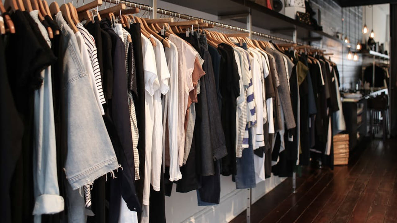 
ఎందుకంటే, వీటి తయారీకి అనేక రంగులు వాడుతారు. ఇంకా వీటిలో ఫార్మాల్డిహైడ్ వంటి రసాయనాలు కూడా వాడతారు. ఇవి అంత మంచివి కావు. కాబట్టి, వీటిని వేసుకునేటప్పుడు ఒకటికి రెండు సార్లు అలోచించి వేసుకోండి. 
