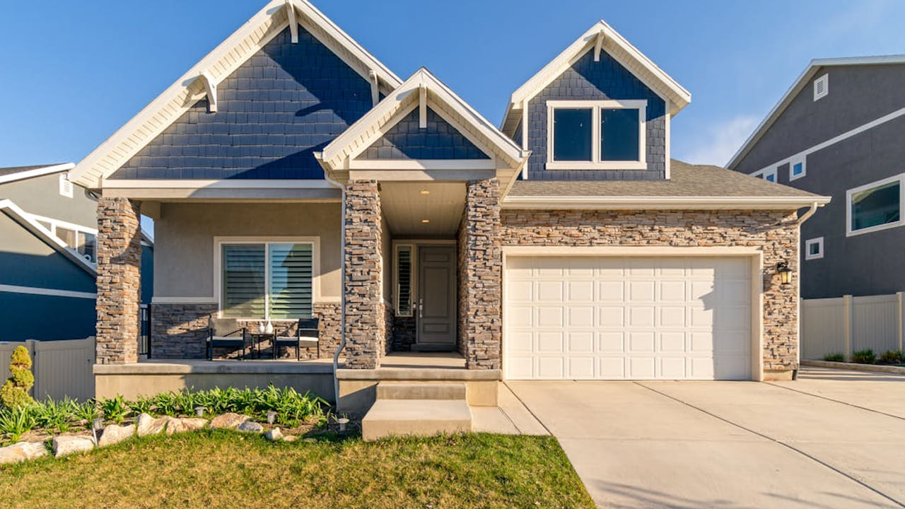 ఆర్థిక సమస్యలు ఇంకా ఎక్కువవుతాయి. పూర్తికాని ఇంట్లో వెళ్లడం వలన ఖర్చులు బాగా పెరుగుతాయి. ఆదాయం పెరగదు, తగ్గదు నిలకడగా ఉంటుందని వాస్తు నిపుణులు చెబుతున్నారు.