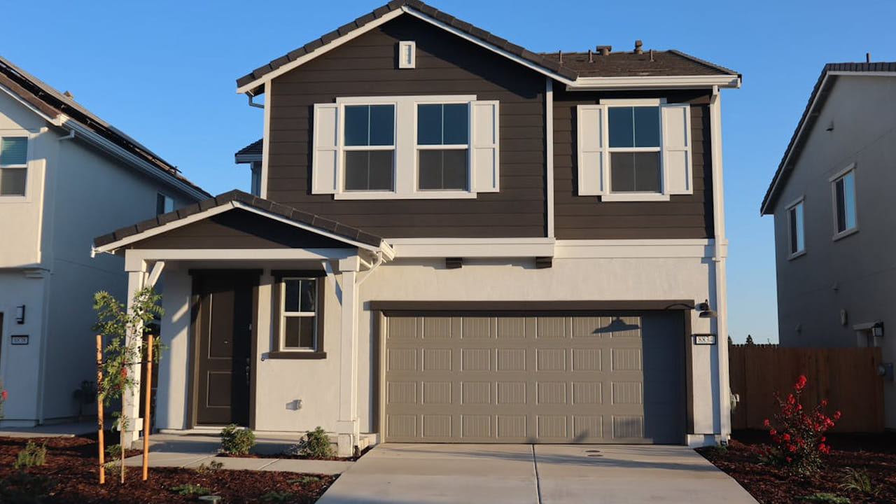 ఇంటి నిర్మాణం పూర్తి కానీ ఇంట్లో గృహ ప్రవేశం చేస్తే అంతా ఎదురు వస్తుంది. గృహ ప్రవేశం అనేది ముఖ్య కార్యక్రమం. అయితే, ఇంటి పనులు పూర్తికాకుండానే ఇంట్లోకి వెళ్తే ఆ శుభంగా ఉంటుందని చెబుతున్నారు.