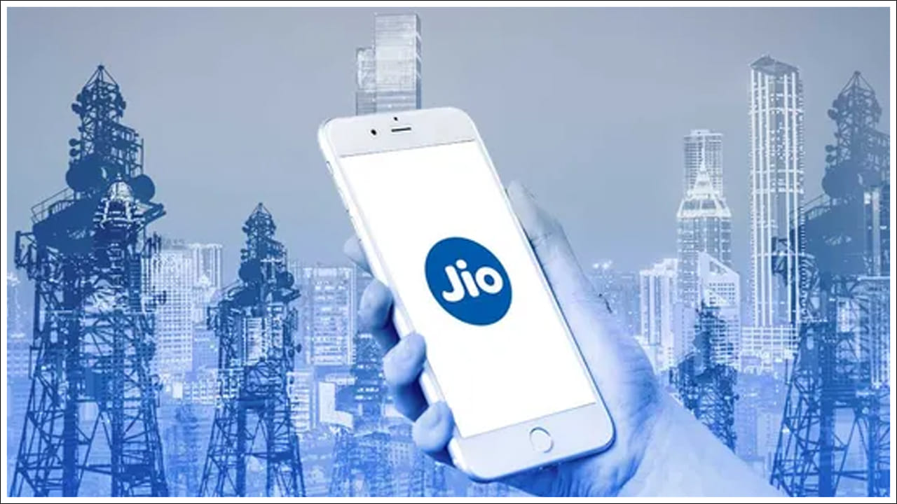  డేటా: ప్రతిరోజూ 1.5 GB హై-స్పీడ్ డేటా లభిస్తుంది. అలాగే  ఏ నెట్‌వర్క్‌కైనా అపరిమిత వాయిస్ కాల్స్ (Unlimited Calls) చేసుకోవచ్చు. ఇక ఎస్‌ఎంఎస్‌ల విషయానికొస్తే రోజుకు 100SMSలు ఉచితం. అంతేకాదు అదనంగా రూ.14.95 విలువైన టాక్ టైమ్ బ్యాలెన్స్ కూడా ఖాతాలో జమ అవుతుంది.