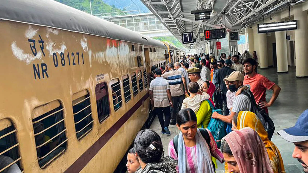 New Trains: హైదరాబాద్ నుంచి ఆ ప్రాంతాలకు వెళ్లే ప్రయాణికులకు గుడ్ న్యూస్.. కొత్తగా మరో 8 రైళ్లు.....