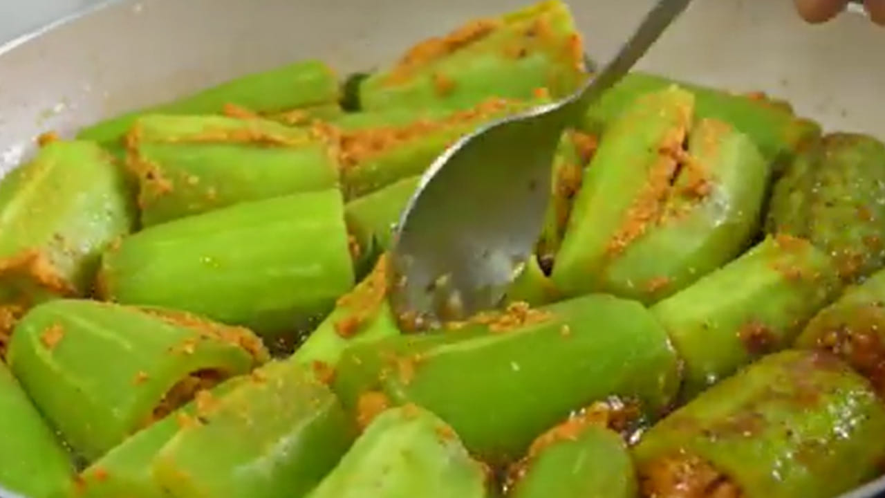 ఇలా నూనెలో  వేయించుకోవాలి: అవి బాగా వేగిన తర్వాత నాలుగు కరివేపాకు ఆకులు, మూడు వెల్లుల్లి రెబ్బలు , నాలుగు పచ్చిమిర్చి కూడా  వేసి బాగా  వేయించాలి. ఆ తర్వాత ఉల్లిపాయ ముక్కలు కూడా వేసి బంగారు కలర్లోకి మారే వరకు వేయించాలి. ఇలా చేస్తే కూర కూడా గుజ్జు లాగా ఉంటుంది. నోట్లో వేసుకోగానే కరిగిపోతోంది.