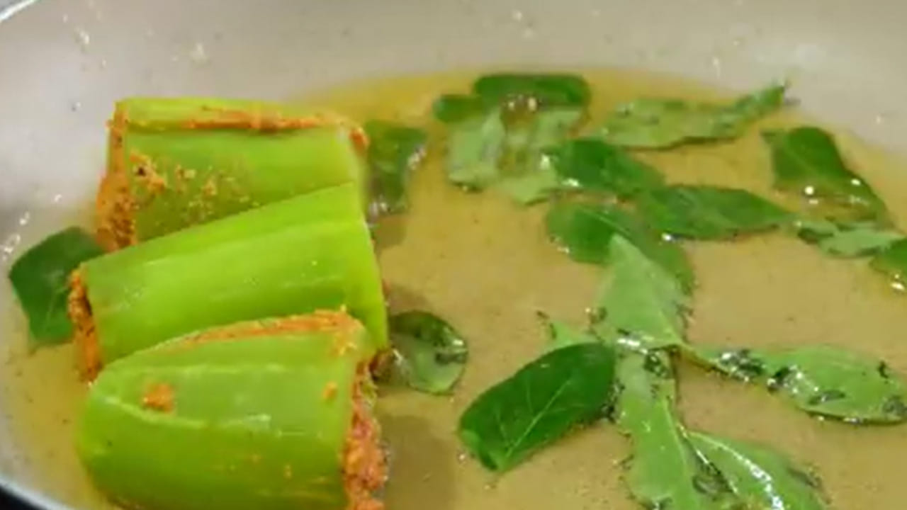 నించుడు కాయలను ఇలా వేయించుకోవాలి: ముందుగా నించుడు కాయలను మూడు సార్లు బాగా కడిగి వాటిని గుండ్రంగా  కట్ చేసుకోవాలి. ఆ తరువాత పాన్‌లో కొద్దిగా ఆయిల్ వేసి, అది వేడయ్యాక కొద్దిగా ఆవాలు, అర టేబుల్ స్పూన్ జీలకర్ర కూడా వేసి నూనెలో దోరగా  బాగా వేయించాలి. ఇలా చేస్తే టేస్టీగా ఉంటుంది. 
