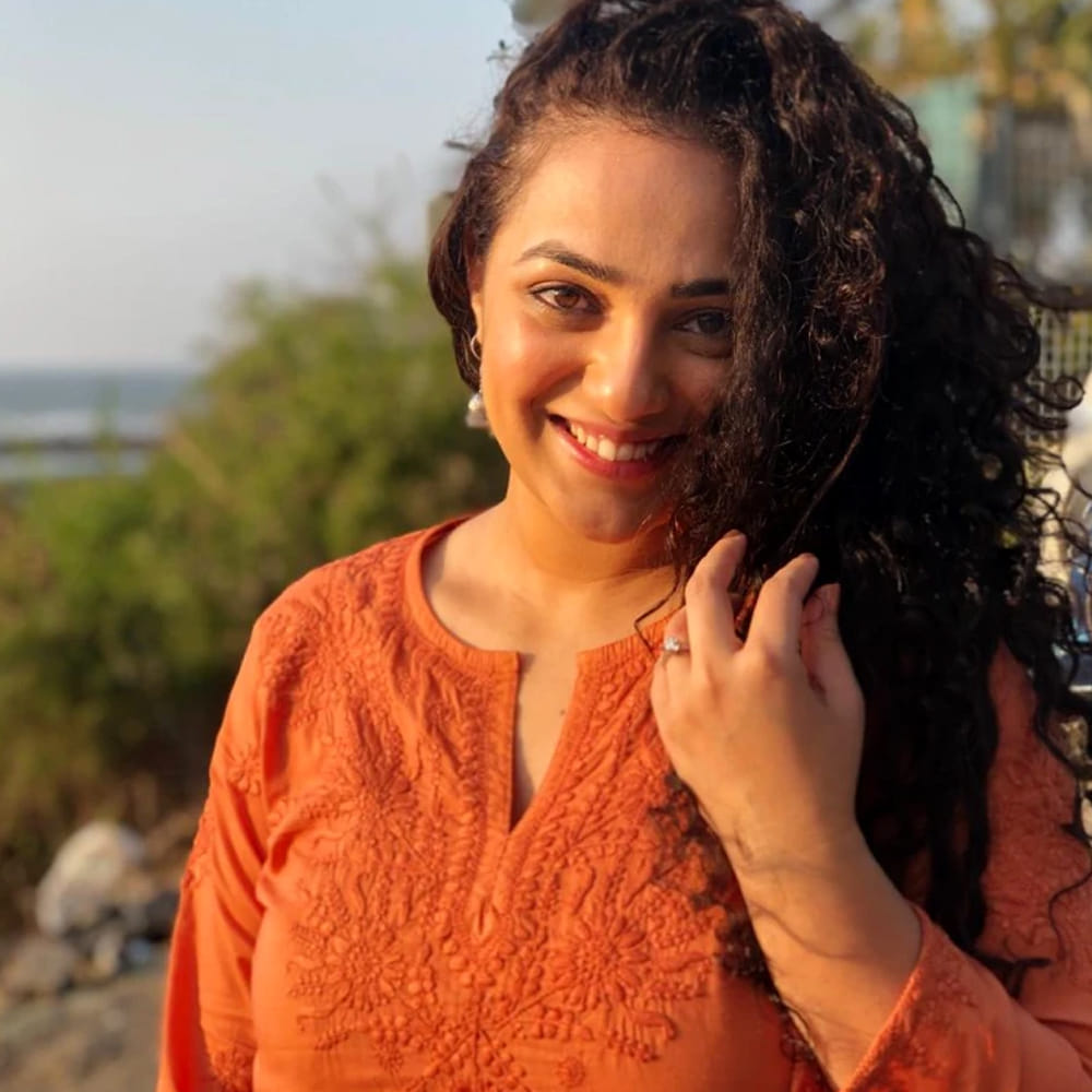 అలాగే ప్రెగ్నెన్సీ అనేది పెళ్ళికి ముందా తర్వాతా అన్నది అసలు ముఖ్యమే కాదని చెప్పుకొచ్చింది. గతంలో నిత్యా అమ్మమ్మ పెళ్లిగురించి ఒత్తిడి తెచ్చేది అని ఇప్పుడు ఇంట్లో వాళ్ల వల్ల పెద్దగా ఇబ్బంది లేదు అంటూ తెలిపింది. పెళ్లితో సంబంధం లేకుండా పిల్లల్ని కనడంలో అసలు తప్పేలేదని తెలిపింది నిత్యా, పిల్లలు కావాలనుకుంటే పెళ్లే చేసుకోవాల్సిన అవసరం లేదని, అది పూర్తిగా ఒక వ్యక్తిగత నిర్ణయమని చెప్పుకొచ్చింది ఈ కామెంట్స్ ఇప్పుడు వైరల్ అవుతున్నాయి. 