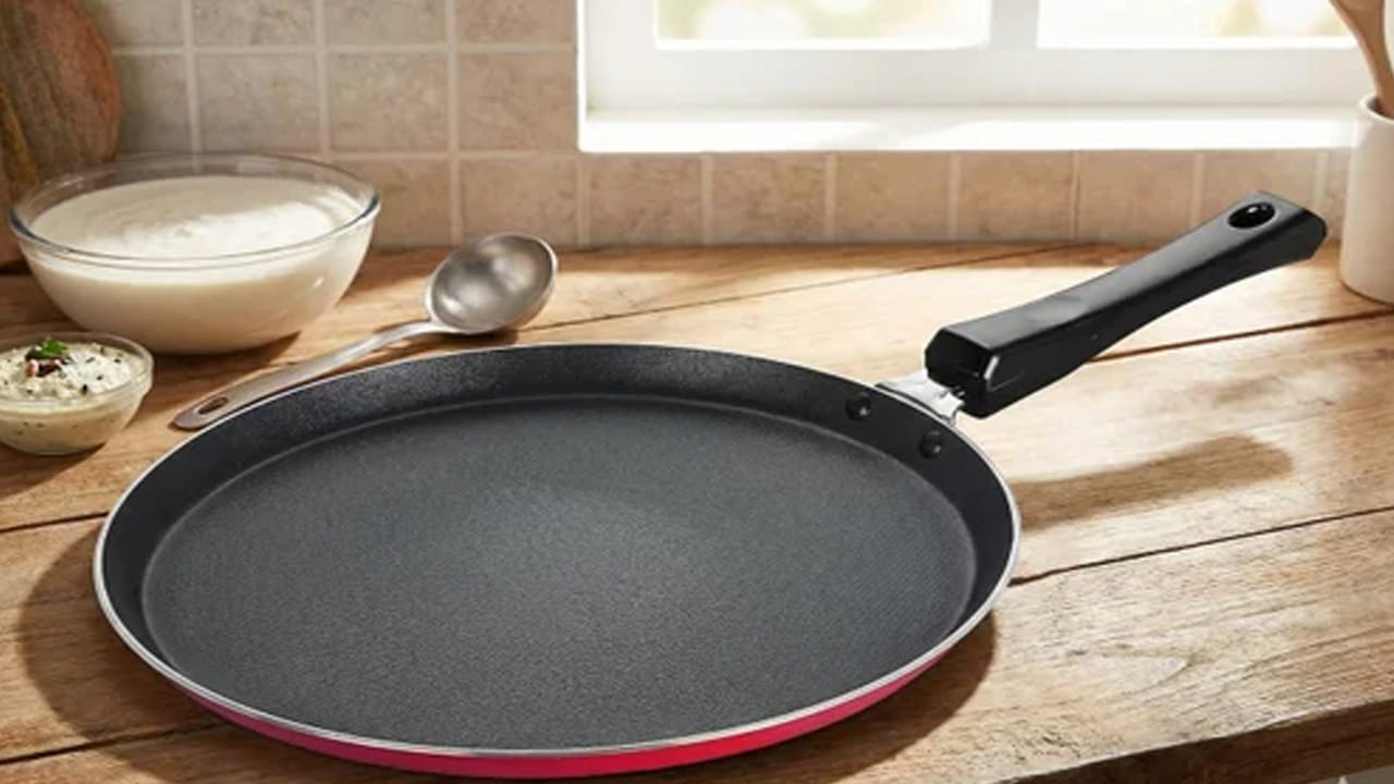 నాన్-స్టిక్ తవా (Non-Stick Tawa): మొదటిసారి దోశలు వేసేవారికి ఇది చాలా సులభం. దీనికి నూనె చాలా తక్కువ అవసరమవుతుంది. దోశలు అసలు అంటుకోవు. అయితే, దీనిని క్లీన్ చేసేటప్పుడు స్క్రాచ్‌లు పడకుండా జాగ్రత్త వహించాలి.