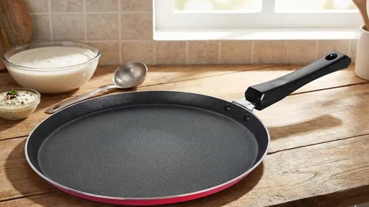 నాన్-స్టిక్ తవా (Non-Stick Tawa): మొదటిసారి దోశలు వేసేవారికి ఇది చాలా సులభం. దీనికి నూనె చాలా తక్కువ అవసరమవుతుంది. దోశలు అసలు అంటుకోవు. అయితే, దీనిని క్లీన్ చేసేటప్పుడు స్క్రాచ్లు పడకుండా జాగ్రత్త వహించాలి.