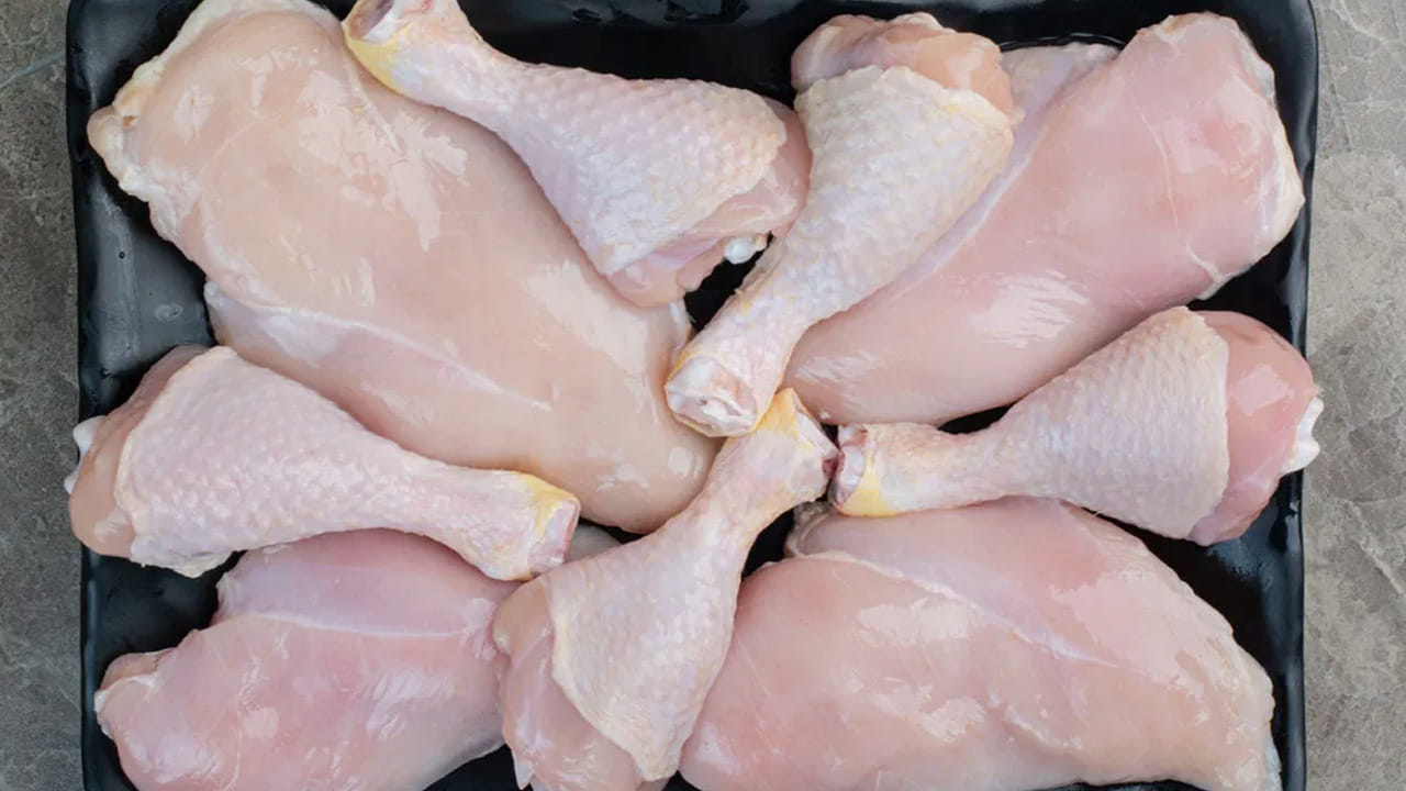 
మాంసం కొన్నతర్వాత దానిని బాగా కడిగి మాంసంలో నీరు లేకుండా చేసుకోవాలి. తేమ ఉంటే బ్యాక్టీరియా బాగా పెరుగుతుంది. ఆ తర్వాత మాంసాన్ని తీసుకుని నిల్వ చేసి అవసరమైనంత వాడుకోవచ్చు. ఫ్రిజ్‌లో మాంసాన్ని కిందే పెట్టాలి. ఒక లేబుల్ పెట్టి తేదీ రాయడం మంచిది. 